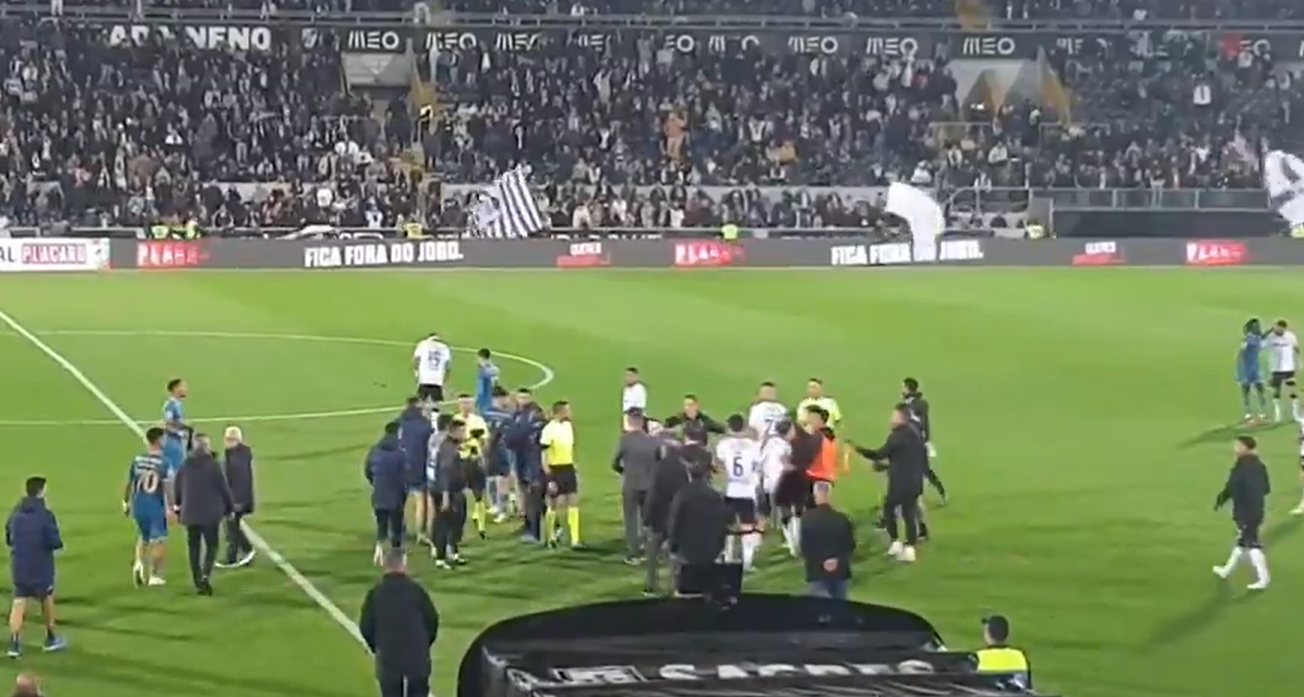 VÍDEO Nova confusão no final de um jogo do FC Porto desta vez